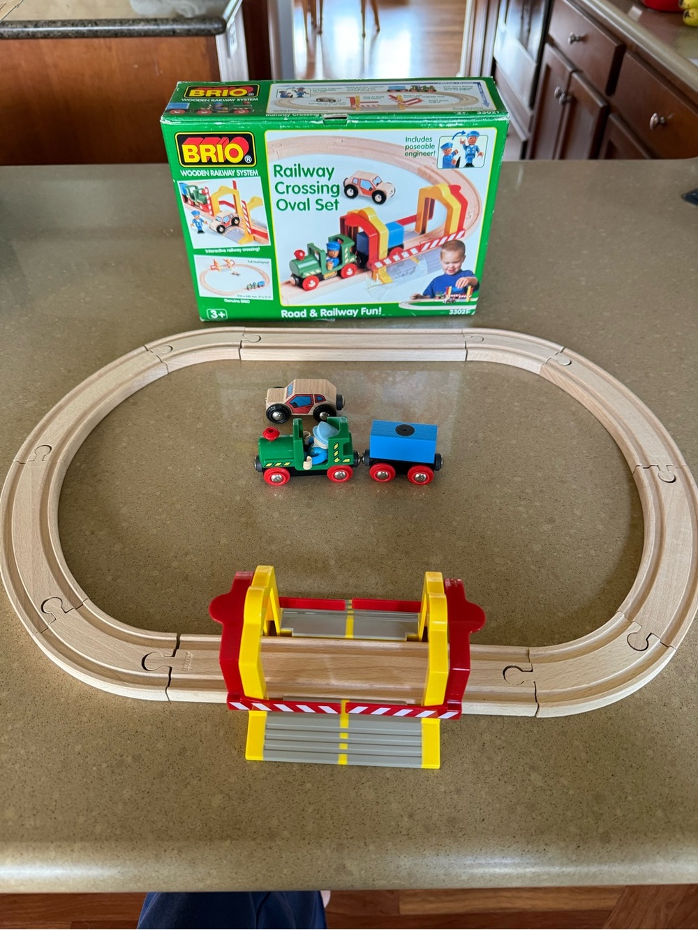Brio Wooden Railway Oval Set 33021 with Red, Yellow, Green & Blue Pieces